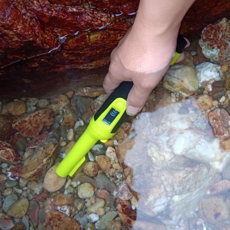 Waterproof Handheld Metal Detector with LCD Display | Fluorescent Green