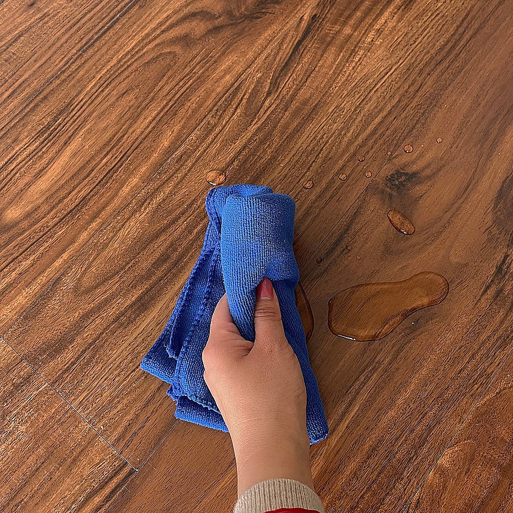 Vinyl Floor Tiles | Self Adhesive Flooring | Walnut Wood Grain | 16 Pack | 2.3SQM