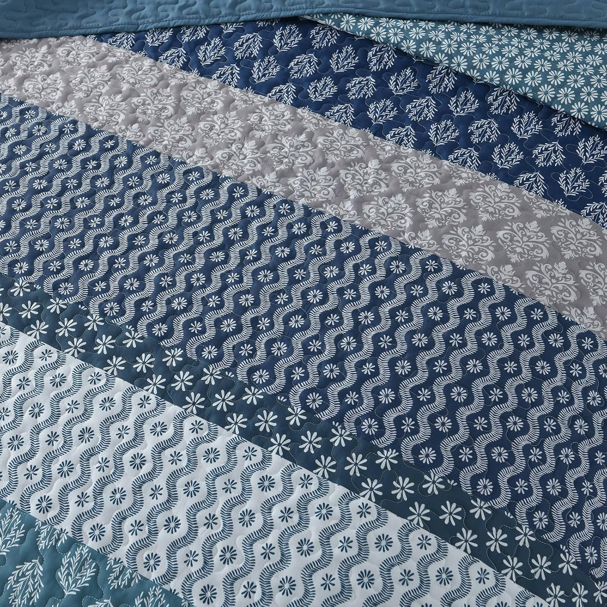 Classic Hydrangea Quilted Bedspread Set | 3-Piece | Soft & Cozy Quilt & Pillow Covers