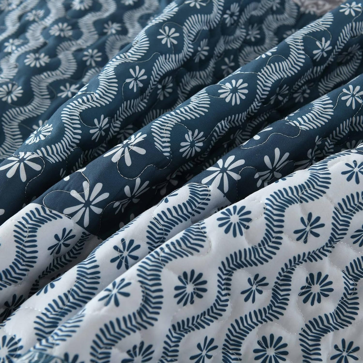 Classic Hydrangea Quilted Bedspread Set | 3-Piece | Soft & Cozy Quilt & Pillow Covers